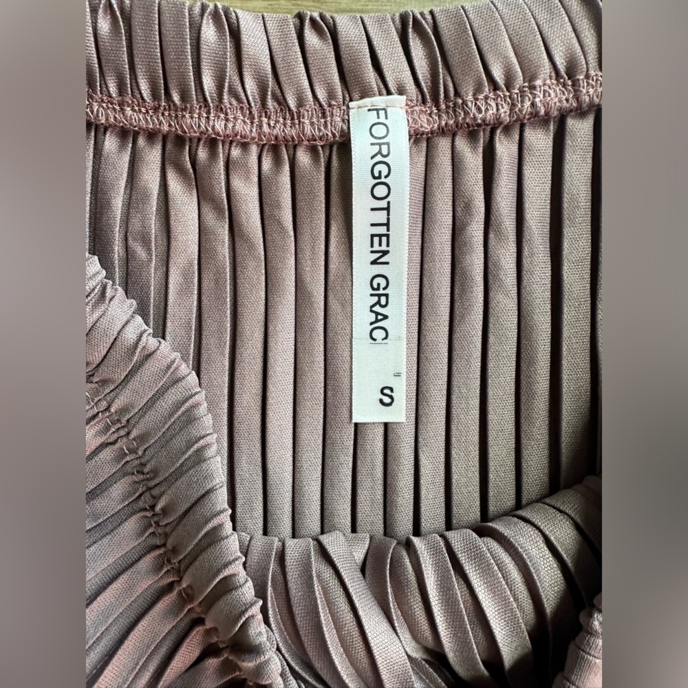 Forgotten Grace taupe pleated skirt - Picture 5 of 5